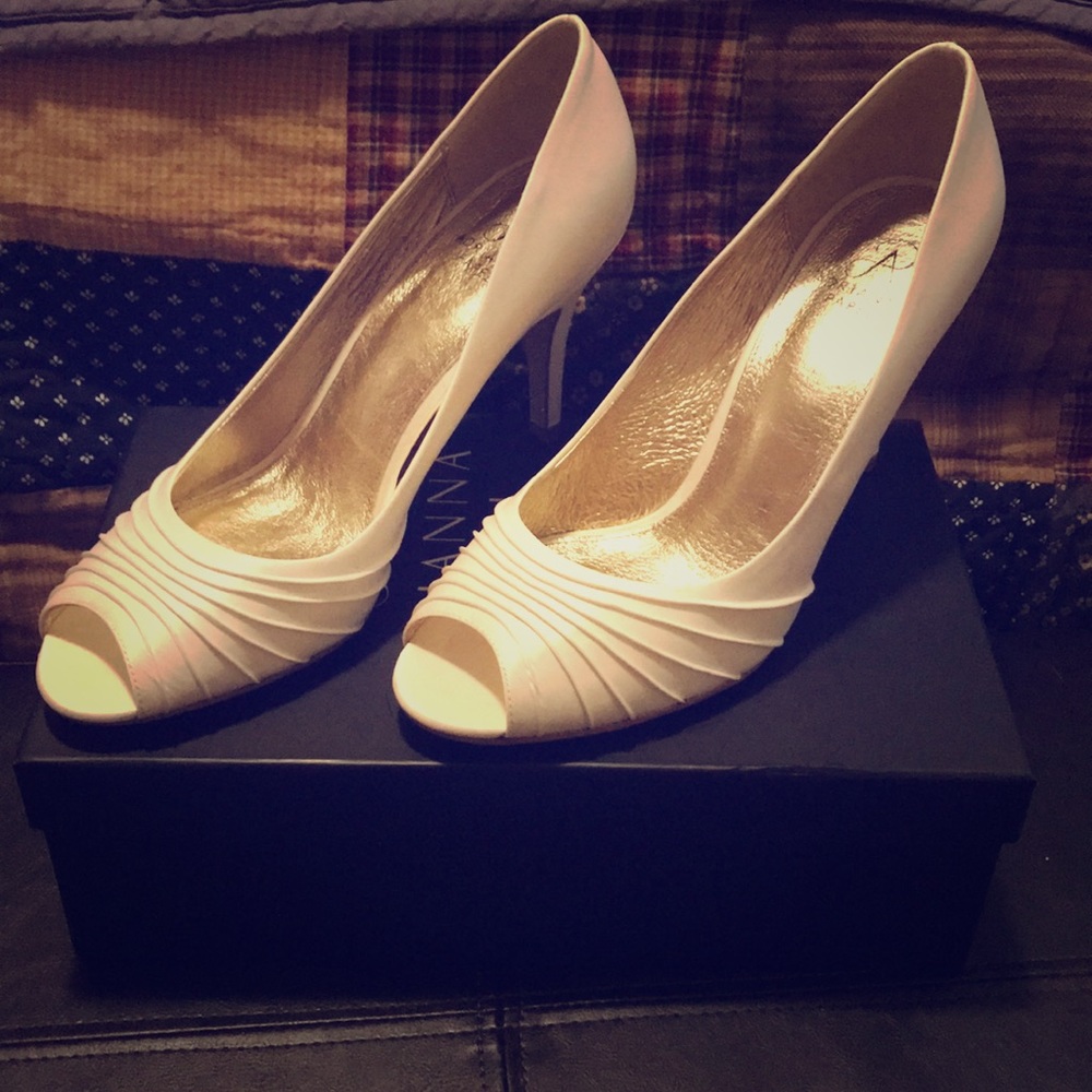 Adrianna Papell style Farrel pumps